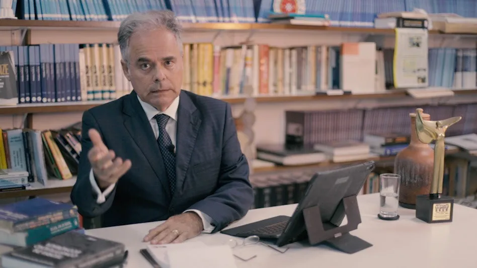Dr. Ricardo Corrêa Dalla em seu escritório, em Vitória