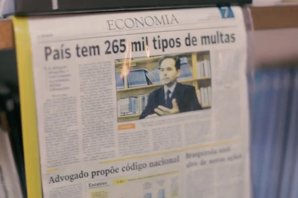 Recorte de jornal com a manchete “País tem 265 mil tipos de multas”