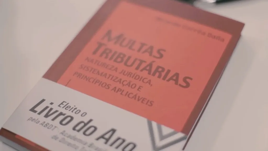 Livro “Multas Tributárias”, de Ricardo Corrêa Dalla, com o selo de Livro do Ano da ABDT